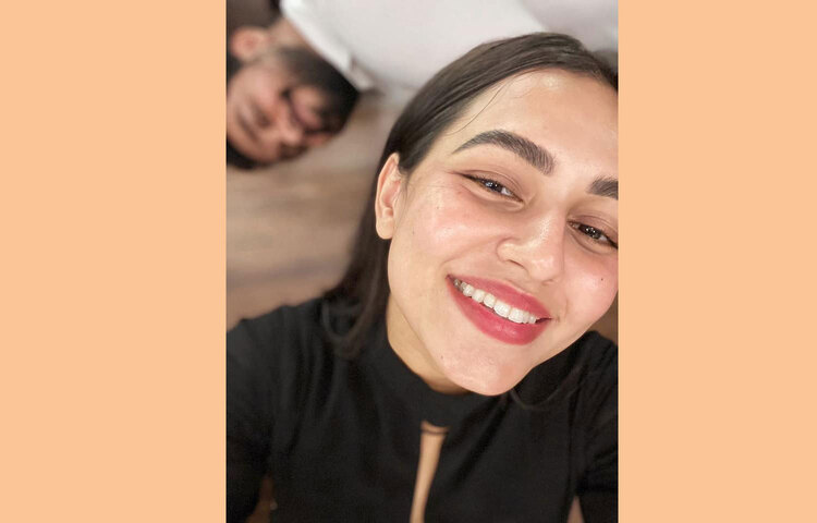 অচিন পাখি নামের এক আইডি দিয়ে মন্তব্য করা হয়েছে, ‘চা খেয়ে ঘটতে পারে মারাত্মক বিপদ জানলে। পরে চা খাওয়ার প্রতি আপনার ধারণাটাই পাল্টে যাবে।’