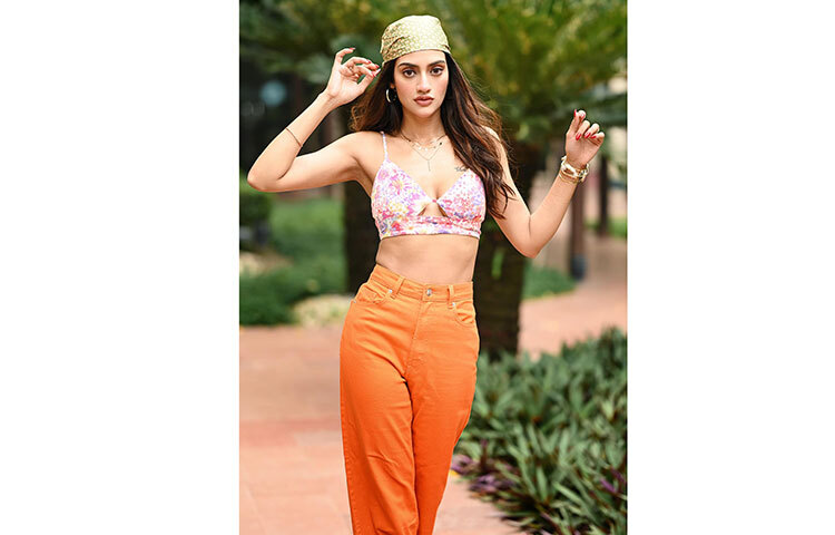 নুসরাতের এই ছবি এসকে শাকিব নামের একজন লিখেছেন, ‘পুরাই আগুন’। ছবি: ফেসবুক