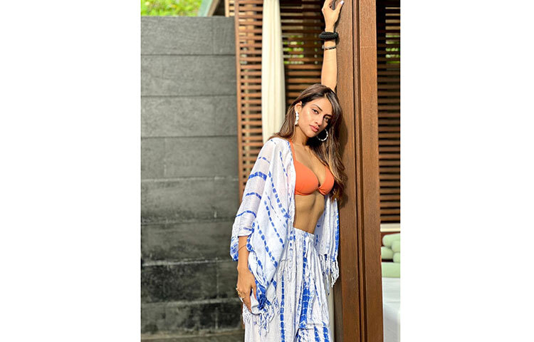 ছবি প্রকাশের পর তার ভক্তরা মন্তব্য অপশনে এসে তীর্যক সমালোচনা শুরু করেছেন। সেসব মন্তব্য মুখে উচ্চারণযোগ্য নয়। ছবি: ফেসবুক