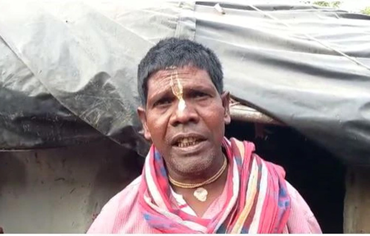 কয়েকদিন ধরে ভাইরাল ‘কাঁচা বাদাম’ গান। আর এই গানেরর স্রষ্টা ভারতের এক বাদাম বিক্রেতা। তার নাম ভুবন বাদ্যকর। ছবি: সংগৃহীত