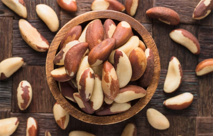 ব্রাজিল বাদাম: ব্রাজিল বাদামের উৎস অ্যামাজনে। এটি প্রচুর সেলেনিয়াম সমৃদ্ধ। সেলেনিয়াম এমন একটি খনিজ যা অ্যান্টিঅক্সিড্যান্ট হিসাবে কাজ করে। খনিজ শরীর সুস্থ রাখার জন্য অন্যতম উপাদান। অল্প কয়েকটি ব্রাজিলিয়ান বাদাম খেলে তা প্রতিদিনের প্রয়োজনীয় সেলেনিয়ামের শতভাগ পূরণ করে।