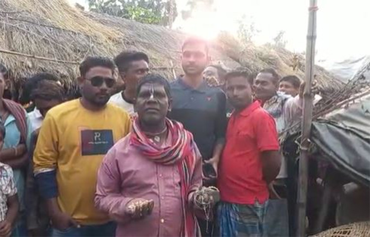 স্বাভাবিকভাবেই নিজের লেখা, সুর দেওয়া ও গাওয়া ‘কাঁচা বাদাম গান’ বহুল প্রশংসিত হতেই খুশিতে মেতেছেন ভুবন বাদ্যকর। তিনি বললেন, ‘মোবাইলে আমার গান দেখছে সবাই। দেখা হলেই সবাই এসে আমার গানের প্রশংসা করে যাচ্ছে। ভালোই লাগছে।’ গানের কারণে ইতিমধ্যেই সেলিব্রিটি তিনি। এলাকাবাসী সারাক্ষণই ভিড় জমাচ্ছেন তার বাড়িতে। তিনি যখন যে গ্রামে বাদাম বিক্রি করতে যাচ্ছেন, সেখানেই তাকে দেখতে ভিড় করে আসছেন সাধারণ মানুষ। ছবি: সংগৃহীত