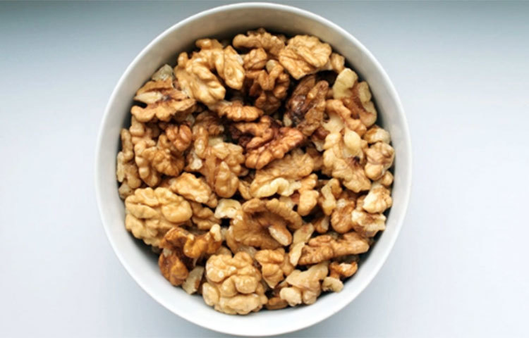 আখরোট: আখরোট ওমেগা ৩ ফ্যাটি অ্যাসিড ও আলফা-লিনোলেনিক অ্যাসিড (এএলএ) এর একটি দুর্দান্ত উৎস। প্রতিদিন আখরোট খেলে খারাপ কোলেস্টেরল কমে এবং রক্ত সঞ্চালন সিস্টেমের মাধ্যমে রক্ত প্রবাহ বজায় থাকে। আখরোট প্রদাহ হ্রাস করতেও সহায়তা করে। ফলে প্রচুর রোগ থেকে দূরে থাকা যায়। গবেষণায় দেখা গেছে, আখরোট আমাদের মস্তিষ্কের জন্যও উপকারি। একমুঠো আখরোটে ১৮২ ক্যালোরি রয়েছে।