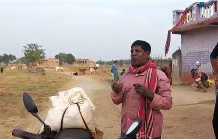 নিজের ভাইরাল কীর্তি নিয়ে ভুবন বাদ্যকর সহাস্যে বললেন, ‘হ্যাঁ, আমিই লিখেছি, আমারই তৈরি। আমারই সুর, আমারই গলা। চিন্তাভাবনা করতে করতেই করেছি।’ তিনি জানান, ‘এর আগে বাউল গান করেছি। এখন আমি ঝাড়খণ্ড থেকে বাংলার বিভিন্ন গ্রামে গ্রামে ঘুরে বাদাম ফেরি করি। সেই বাদাম কী করে বিক্রি করা যায়, সেই থেকেই ভাবনাচিন্তা। তারপরই গান লেখা।’ ছবি: সংগৃহীত