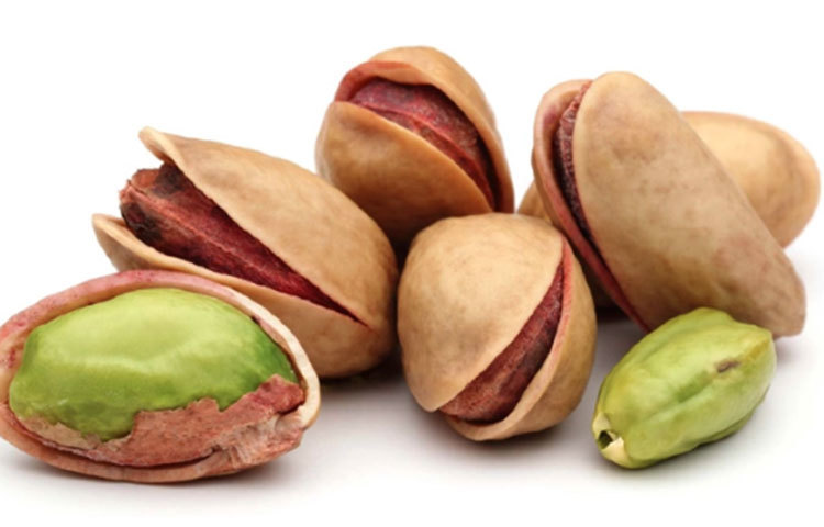 পেস্তা বাদাম:  পেস্তায় ফাইবারের পরিমাণ বেশি এবং এটি খারাপ কোলেস্টেরল হ্রাস করে কোলেস্টেরলের মাত্রা উন্নত করতে সহায়তা করে। পেস্তা ভালো কোলেস্টেরল (এইচডিএল) বাড়াতে সহায়তা করে। এটি রক্তচাপের উন্নতি, ওজন এবং অক্সিডেটিভ স্ট্রেস কমাতে সাহায্য করে। অক্সিডেটিভ স্ট্রেস লো অক্সিডযুক্ত রাসায়নিকের রক্তের স্তর যা হৃদরোগে ভূমিকা রাখতে পারে। একমুঠো পেস্তায় প্রায় ১৫৬ ক্যালোরি থাকে।