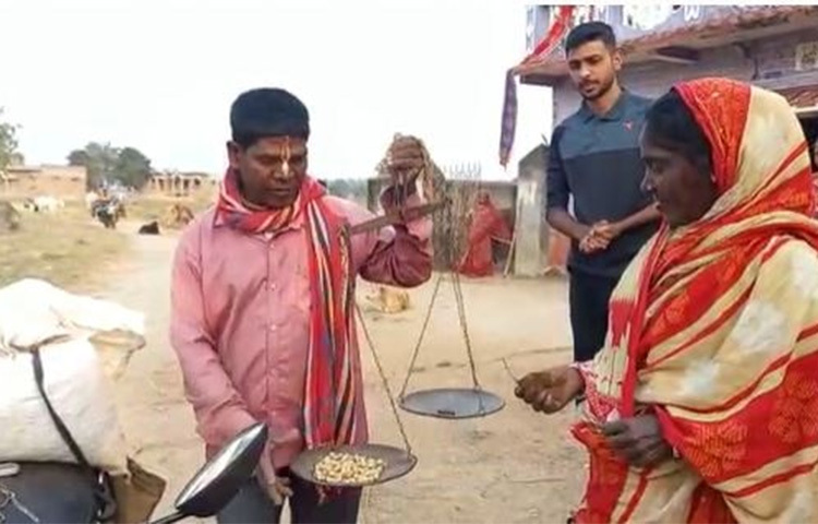 ভুবন বাদ্যকর জানালেন, ‘গান শুনে বহু মানুষই বাদাম কিনতে আসছেন। কেউ ৫ রুপির বাদাম কিনছেন, কেউ ১০ রুপির। বিক্রিবাটা ভালোই চলছে।’ আরও জানালেন, আগে পায়ে হেঁটে বাদাম ফেরি করতেন। কিছুদিন সাইকেলেও করেছেন। এখন ১৫০০০ টাকা দিয়ে একটি ‘গাড়ি’ কিনেছেন। তাতে করেই বাদাম ফেরি করছেন। ছবি: সংগৃহীত