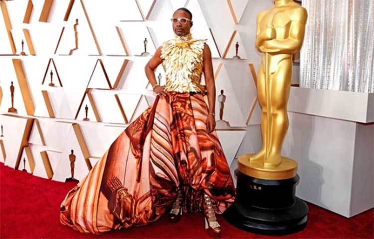 টাক্সেডো এবং কালো পোশাকে বিলি পোর্টার।