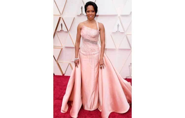 রেজিনা কিং রুপালি স্টিচিংয়ের সঙ্গে গোলাপী গাউন পরেছিলেন।