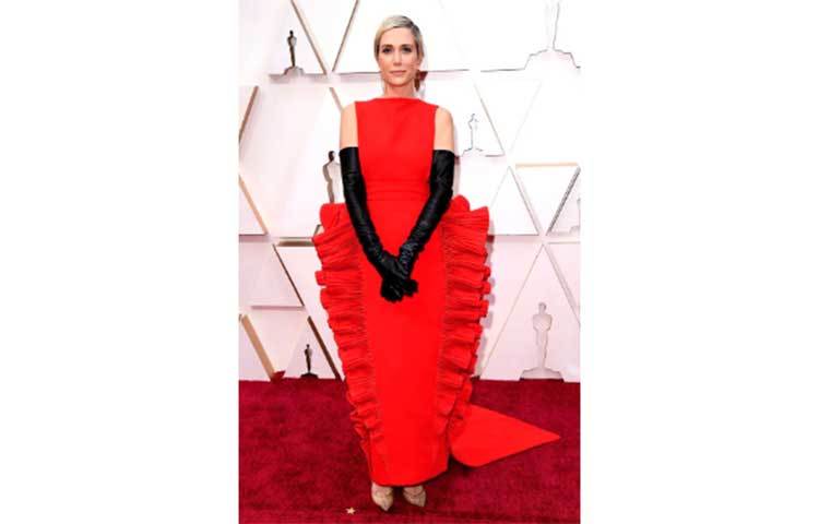 ক্রিসটেন উইগ। তার পোশাকটি টুইটারে প্রচুর দৃষ্টি আকর্ষণ করেছে।