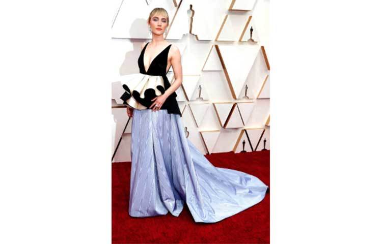 সাওরেশি রোনানকে কার্পেটে এমন পোশাকে দেখা গেলো।