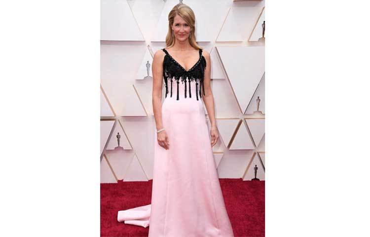 লরা ডার্ন রত্নযুক্ত হালকা গোলাপী পোশাক পরেছিলেন।