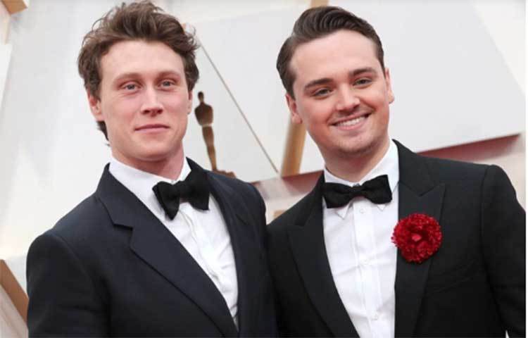 জর্জ ম্যাকে (বাম) এবং ডি চার্লস চ্যাপম্যান পুরস্কারে অংশ নিয়েছিলেন।