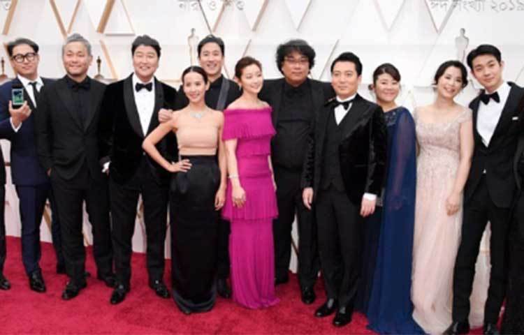 অস্কারের সেরা ছবি প্যারাসাইটের কলাকুশলীরা।