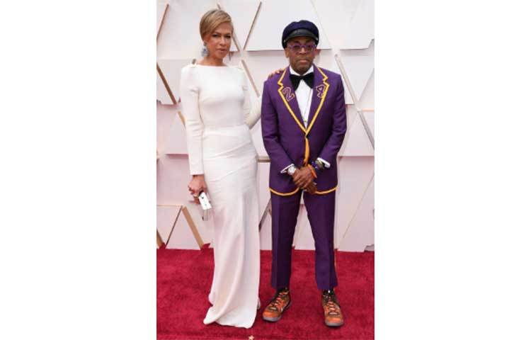 স্ত্রী টনিয়া লুইস লির সঙ্গে স্পাইক লি। প্রয়াত বাস্কেটবল খেলোয়াড় কোবে ব্রায়ান্টকে শ্রদ্ধা জানিয়েছেন তারা।