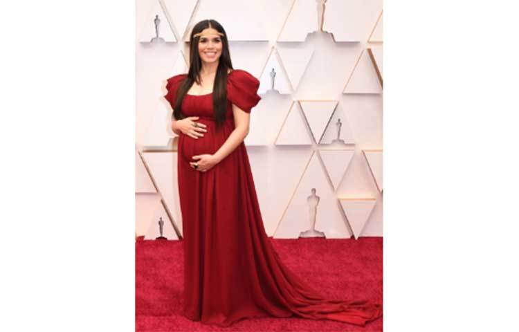 লালগালিচায় মিল রেখে মার্জিত লাল পোশাকে হাজির আমেরিকা ফেরারা।