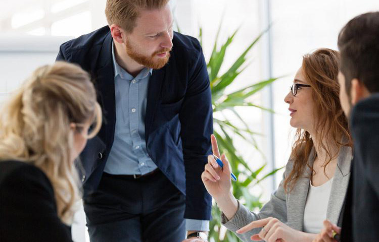 আপনার নিজের কাজটুকু হয়ে গেলে বাড়ি ফিরলেন-এমন চিন্তা বদলাতে হবে। নিজের কাজ শেষ হলে বস কিংবা কোনো সহকর্মী কাজে পিছিয়ে গেলে তাকে সহায়তা করুন।