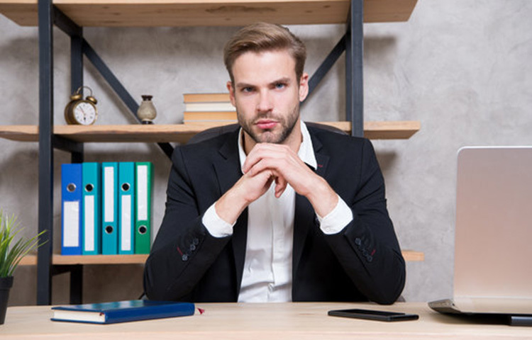 প্রচলিত একটা কথা আছে, বস ইজ অলওয়েজ রাইট। তাই বস যাতে সব সময় খুশি থাকেন সেদিকে নজর দিতে হবে। ছবি: সংগৃহীত