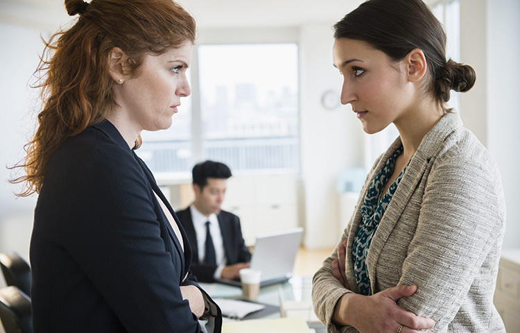 আধুনিক জীবনের ওয়ার্ক কালচার বলে কেউ আপনার বন্ধু নয় আবার কেউ শত্রুও নয়। কাজের জায়গায় যে ব্যক্তিগত সম্পর্ক গড়ে ওঠে না তাও কিন্তু নয়। কিন্তু কাজের জায়গায় সবার আগে সম্পর্ক কাজের। তাই সবার সঙ্গে সুসম্পর্ক বজায় রাখাই ভালো। সব সময় বেশি কিছু করার দরকার নেই। সহকর্মীদের জন্য এক কাপ কফি নিয়ে আসা, তাদের জন্মদিনে শুভেচ্ছা জানালেও যথেষ্ট কাজে দেয়।