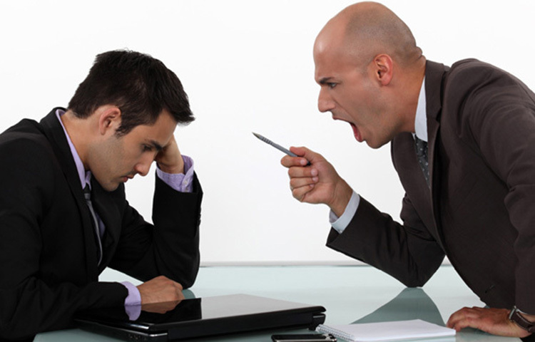 বস যদি কোনো প্রশ্ন করেন তাহলে অযথা ঘুরিয়ে-পেঁচিয়ে উত্তর দেয়া যাবে না। সোজা কথার সোজা উত্তর দিতে হবে। বসেরা আসলে সোজাসাপটা মানুষ পছন্দ করেন। যদি বস জানতে চান যে কেন বারবার তার ঘরে আসছেন, তাহলে সেটা সোজাসুজি বলতে হবে। ছবি: সংগৃহীত