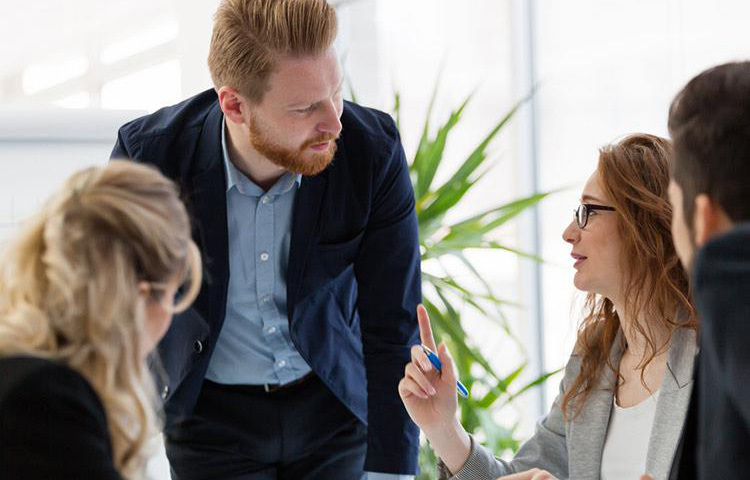 এটা আমার কাজ নয়-এমনটা বলা যাবে না। সবাই মিলে একটা টিমে কাজ করলে সব কাজেই হাত লাগানো উচিত। জানা নেই- এমন কোনো কাজ ছাড়া সব কাজই করার চেষ্টা করতে হবে। ছবি: সংগৃহীত