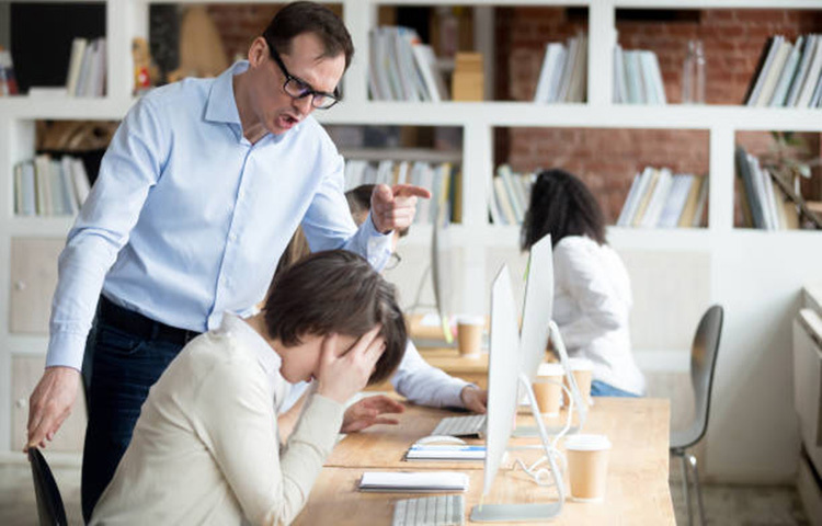 আমি চেষ্টা করব-এই জাতীয় বাক্যে একটা ব্যর্থতার ভয় থাকে। চেষ্টা করা মানে সেটা সফল না-ও হতে পারে। এই কথাটাই অন্যভাবে তাই বলতে হবে যাতে বস নিশ্চিন্ত হন কাজ দিয়ে। ছবি: সংগৃহীত