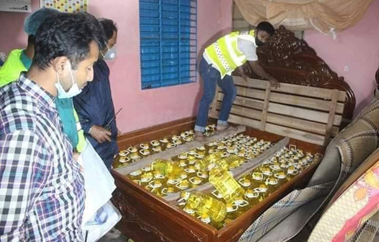 বুধবার (১৫ এপ্রিল) রাত পৌনে ১১টার দিকে নগরীর মধ্য পার্বতীপুর এলাকার হানিফ মিয়ার বাড়ি থেকে এসব তেল জব্দ করা হয়।