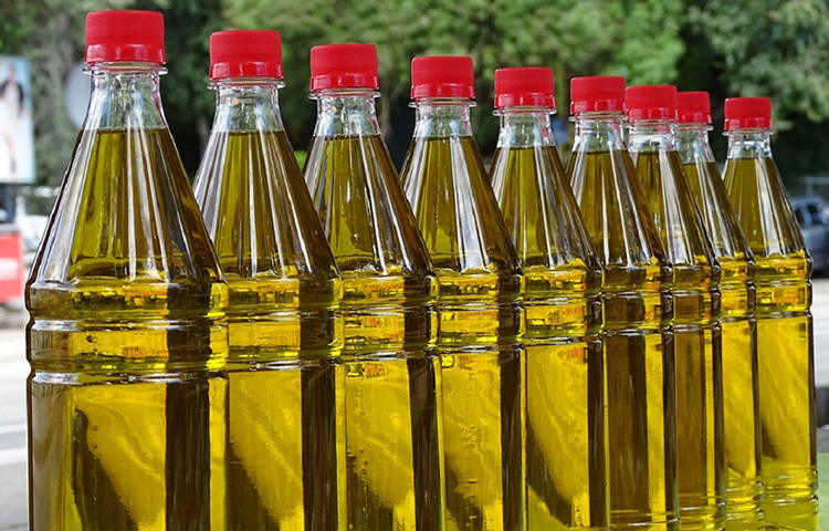 রান্নাঘরে রান্না করলেই চারিদিকে হলুদ, তেল, মশলা গুঁড়া ছড়াবেই। বাড়তি ঝামেলা হচ্ছে রান্নাঘরে থাকা বোতল তেল চিটচিটে হয়ে যায়। নিয়মিত তা পরিস্কার করতে হয়। যেসব বোতরে তেল রাখা হয় সেগুলো আরও বেশি করে চিটচিটে হয়। তাই সেগুলো নিয়মিত পরিস্কা করা দরকার। না হলে রান্না করতে গেলে তেলের বোতল হাত থেকে পড়ে গিয়ে যেকোনো সময় দুর্ঘটনা ঘটতে পারে। ছবি: সংগৃহীত