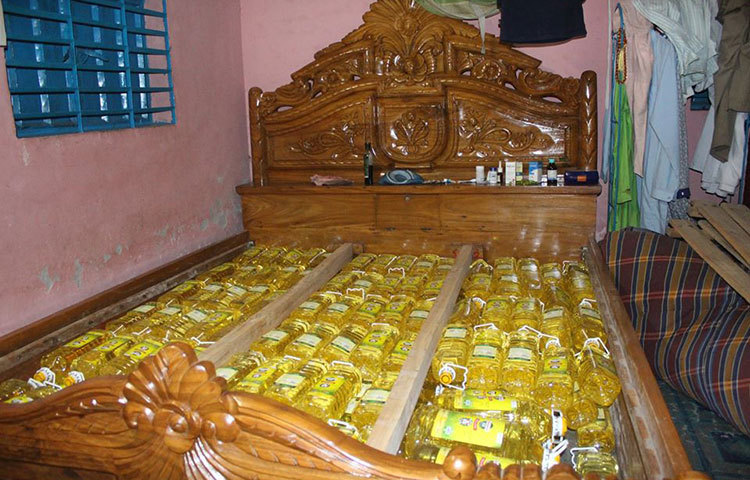 অনেকে মজা করে বলছেন, ওই বাড়িতে খাটের নিচে তেলের খনির সন্ধান পাওয়া গেছে।