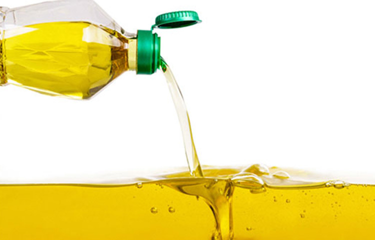 সাধারণত স্টিল, প্লাস্টিক কিংবা কাঁচের বোতল ব্যবহার করা হয় তেল রাখার জন্য। এবার এই সব বোতল পরিস্কার করার জন্য সাধারণভাবে গরম পানি কিংবা লিক্যুইড ডিশ ওয়াশার ব্যবহার করা হয়। অনেকে আবার ভিনিগার কিংবা কুকিং সোডাও ব্যবহার করেন। প্রতিদিন তেলের বোতলে শুকনো ময়দা মাখিয়ে ধুয়ে নিন। দেখবেন বেশ ভালো পরিষ্কার হয়ে যাবে। ছবি: সংগৃহীত