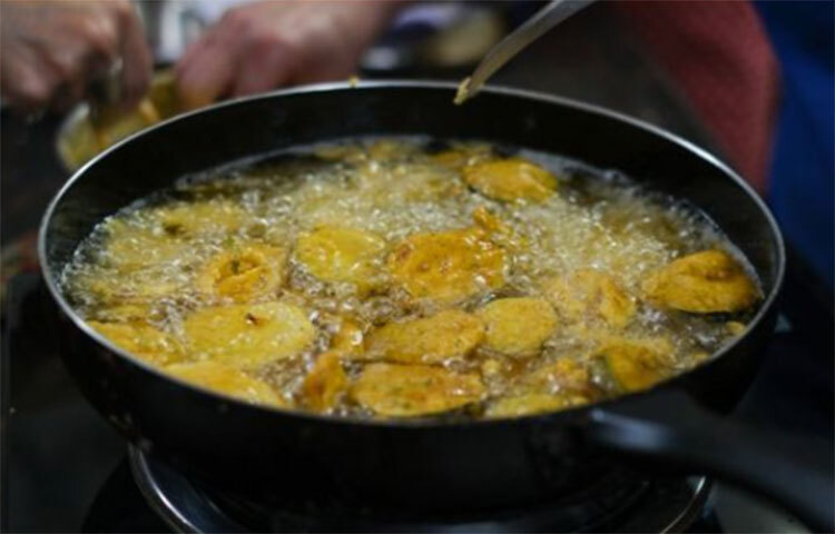 বেশ কিছু সমীক্ষায় জানতে গেছে বেঁচে যাওয়া পুরনো তেল বারেবারে ব্যবহার করলে তার থেকে টক্সিন নির্গত হয়। যা শরীরে র‌্যাডিক্যালস বৃদ্ধি করে যা শরীরে কয়েকটি ক্রনিক রোগের জন্ম দেয়। ছবি: সংগৃহীত