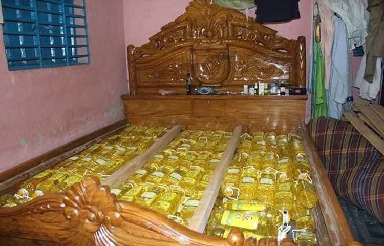 উত্তম প্রসাদ পাঠক জানান, গোপন সংবাদের ভিত্তিতে নগরীর ১৭ নং ওয়ার্ডের মধ্য পার্বতীপুর ঈদগাহ মাঠ সংলগ্ন এলাকার একটি বাসায় অভিযান চালায় ডিবি পুলিশ।