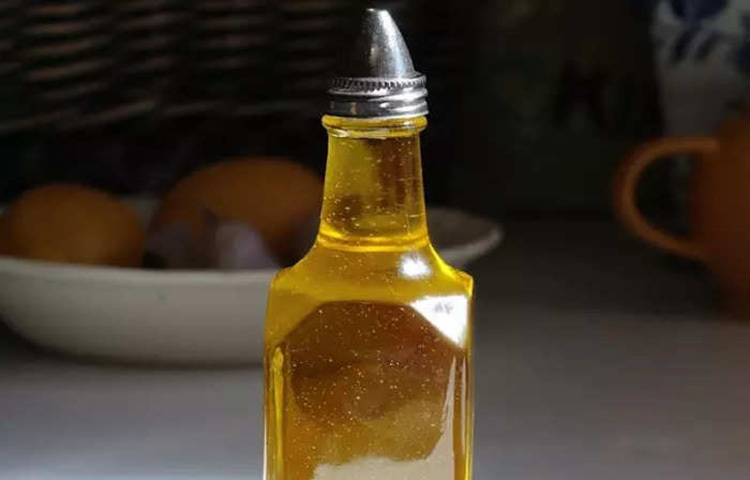 একটা বালতিতে কিছুটা গরম পানি দিয়ে ভর্তি করুন। এবার এর মধ্যে কিছুটা ওয়াশিং পাউডার দিন, ১ থেকে ৪ কাপ ভিনিগার আর দুটো পাতিলেবুর রস মিশিয়ে নিন সঙ্গে ১ চামচ বেকিং সোডা দিন। ছবি: সংগৃহীত