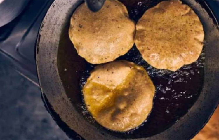 চিকিৎসকরা যেটা ডায়েট থেকে বাদ দিতে বলেন, সেটা হল ট্রান্স ফ্যাট। তাদের মতে, রাস্তার খাবার বার বার গরম করে পরিবেশন করা হয়। তাতে ট্রান্স ফ্যাটের আশঙ্কা থাকে। ছবি: সংগৃহীত