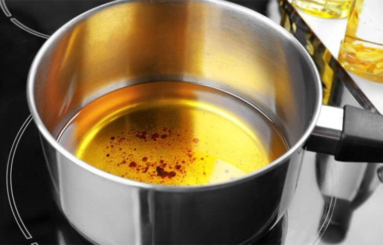 একাধিকবার তেল গরম করলে তার অণু ভাঙতে থাকে। তারপরেই তেল থেকে দুর্গন্ধ বের হতে থাকে। এরফলে খাবার দূষিত হতে থাকে। যা ক্ষতি করে। কড়া আঁচে রান্না করলে তেল থেকে ফেটস, ট্রান্স ফেডে রূপান্তরিত হয়। ছবি: সংগৃহীত