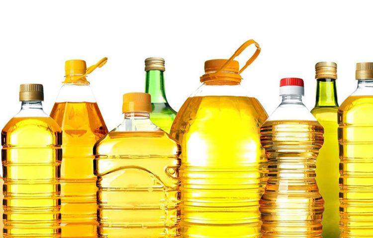 এবার তেলের বোতলের বাইরেটা টিস্যু পেপার দিয়ে মুছে ১৫ মিনিট ওই পানিতে বোতল ডুবিয়ে রাখুন। এরপর ভালো করে ধুয়ে নিয়ে শুকনো করে মুছে নিন। এতে কিন্তু বোতল অনেক দিন পর্যন্ত ভালো থাকে সেই সঙ্গে ঠিক মতো পরিস্কার হয়ে যায়। পানির বোতলও কিন্তু একই পদ্ধতিতে পরিস্কার করতে পারেন। ছবি: সংগৃহীত