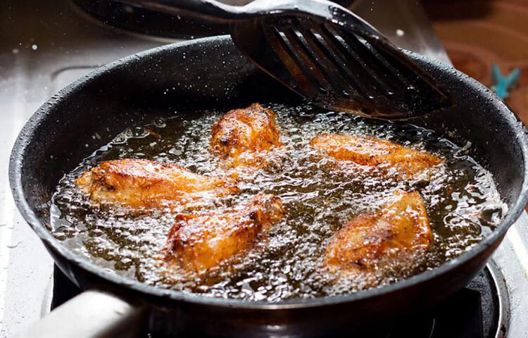 বারেবারে গরম করা তেলের রান্না খেলে ক্যান্সারের সম্ভাবনা ক্রমশ বাড়তে থাকে। এই তেল খেলে গলব্লাডার ক্যান্সার, যকৃতে ক্যান্সার একই প্রকারের রোগের জন্ম দেয়। ছবি: সংগৃহীত