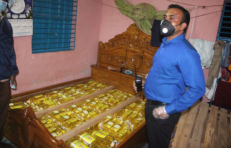 এসব তেলের অনুমানিক মূল্য ৯৯ হাজার ৪০ টাকা। এ সময় বাসার মালিক হানিফ মিয়া (৫৮) ও তেল সরবরাহকারী লাল মিয়াকে (৫২) আটক করে পুলিশ।