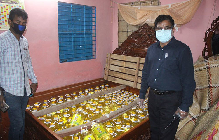 করোনাভাইরাসের কারণে কর্মহীন হয়ে পড়া দরিদ্র মানুষদের জন্য ডিলারদের মাধ্যমে ন্যায্য মূল্যে পণ্য বিক্রি করছে টিসিবি। তবে রংপুরের কিছু ব্যবসায়ী বেশি লাভের আশায় টিসিবির পণ্য কিনে মজুদ করে রাখছেন।