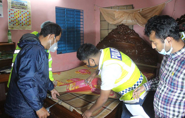 এসব অবৈধ মজুতদারদের বিরুদ্ধে নিয়মিত অভিযান চালাচ্ছে রংপুর মেট্রোপলিটন পুলিশ।