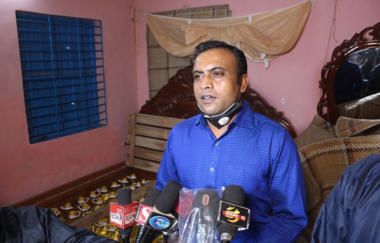 এদিকে, খাটের নিচে বিপুল পরিমাণ তেল মজুত করার ঘটনায় সামাজিক যোগাযোগ মাধ্যমে সমালোচনার ঝড় উঠেছে।