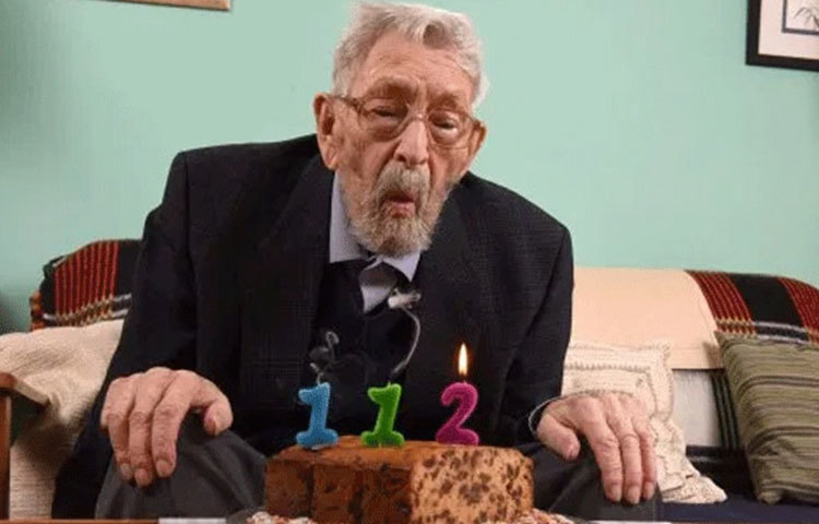 ১৯০৮ সালের ২৯ শে মার্চ ইয়র্কশায়ারে জন্মগ্রহণ করেছিলেন বব। জাপানের চিতেসু ওয়াতানাবে (১১২ বছর ২৬৬ দিন) ছিলেন পৃথিবীর সব থেকে বয়স্ক মানুষ। কিন্তু তিনি মারা যাওয়ার পর সব থেকে বয়স্ক হিসাবে বেঁচে ছিলেন বব।