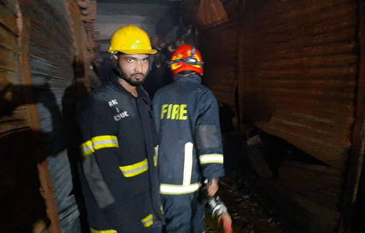 হাজী মুসা ম্যানশন নামে একটি ছয়তলা ভবনের নিচতলায় কেমিক্যাল গোডাউনে অগ্নিকাণ্ডের ঘটনা ঘটেছে। ছবি: বিপ্লব দিক্ষিৎ