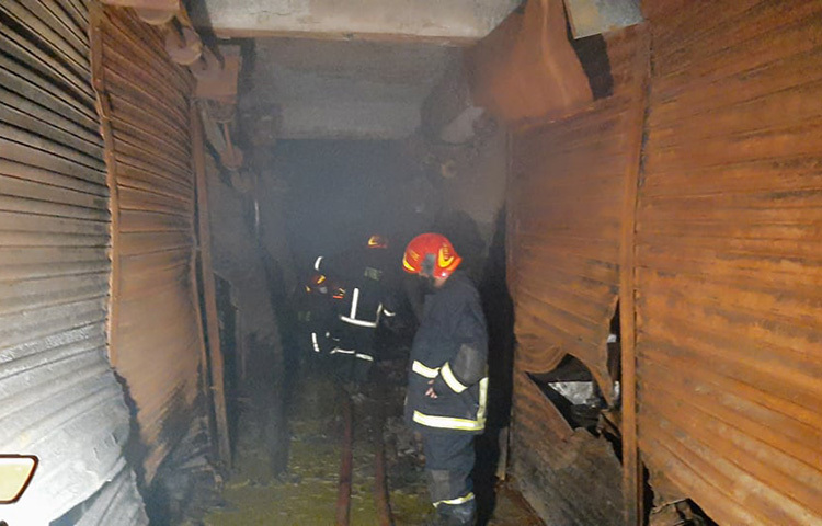 বৃহস্পতিবার দিবাগত রাত ৩টা ১৮ মিনিটে ভবনটির নিচতলায় আগুন লাগে। ফায়ার সার্ভিসের ডিউটি অফিসার মাহফুজ রিবেন জাগো নিউজকে বিষয়টি নিশ্চিত করেছেন। ছবি: বিপ্লব দিক্ষিৎ