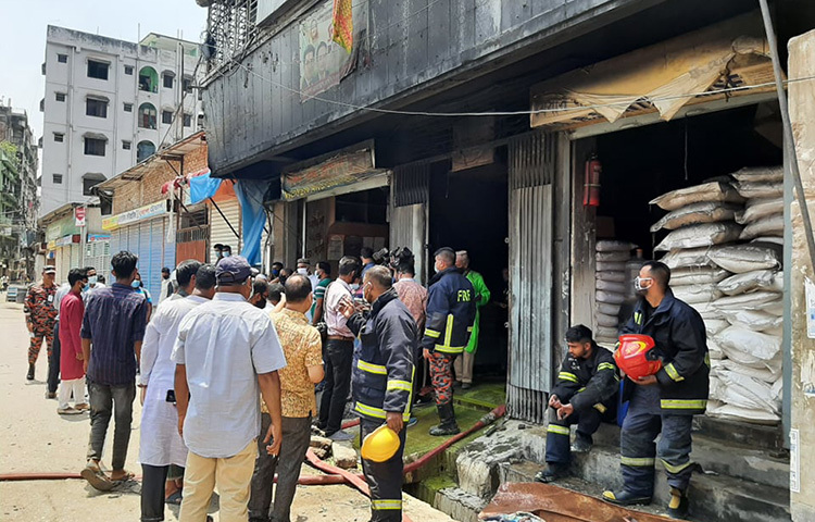 ভবনটির নিচতলায় ক্যামিক্যালের গোডাউন। ছবি: বিপ্লব দিক্ষিৎ