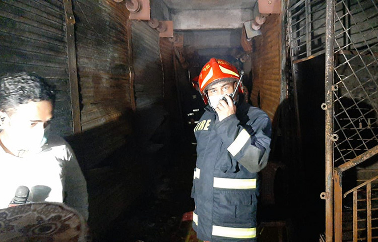 পুরান ঢাকার বাবুবাজার ব্রিজের পাশে আরমারিটোলায় একটি ৬ তলা আবাসিক ভবনের নিচতলায় আগুন লাগার খবর পেয়ে প্রথমে ফায়ার সার্ভিসের ৮টি ইউনিট কাজ শুরু করে। ছবি: বিপ্লব দিক্ষিৎ