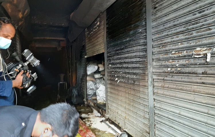 ভোর ৫টার দিকে ঘটনাস্থল পরিদর্শনে ফায়ার সার্ভিস ও সিভিল ডিফেন্স অধিদফতরের। মহাপরিচালক ব্রিগেডিয়ার জেনারেল মো. সাজ্জাদ হোসাইন উপস্থিত হয়েছেন। ছবি: বিপ্লব দিক্ষিৎ