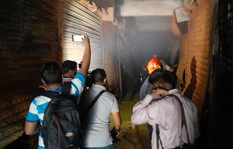 এ ঘটনায় চারজনের মৃত্যু হয়েছে এবং অন্তত ২১ জন আহত হয়েছেন। ছবি: বিপ্লব দিক্ষিৎ