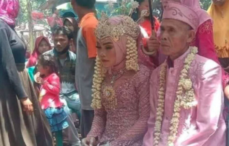 ১৭ বছরের ননী নবিতাকে বিয়ে করেছিলেন ৭৮ বছরের বৃদ্ধ আবাহ সারনা।  মাস খানেক আগের ইন্দোনেশিয়ার পশ্চিম জাবা দ্বীপের সুবাং এলাকায় এমন অসম বয়সী বিবাহ নিয়ে হইচই পড়ে গিয়েছিল।