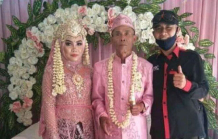 সামাজিক যোগাযোগ মাধ্যমে নব দম্পতির ছবি নিয়ে চর্চাও কম হয়নি। কিন্তু সেই বিয়ে টিকল না এক মাসও।