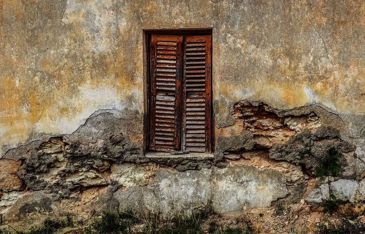 সেজন্য বাইরের দিকের গাত্রক ব্যবস্থা ভেতরের দিকের গাত্রক ব্যবস্থার চেয়ে বেশি কার্যকরী। বাইরের দিকের গাত্রের সিক্ততা নিরোধ করার সহজ ব্যবস্থা হচ্ছে, ইটের জোড়ায় মুখগুলো খুলে পয়েন্টিং করা এবং পরে ভালো করে প্লাস্টার করা। ভেতরের দিকে প্লাস্টারের ওপর সাধারণত মোম বা সিলিকেট দ্রবণ লাগানো হয়। তবে এ ব্যবস্থা ২-৩ বছর পরপর করতে হবে।